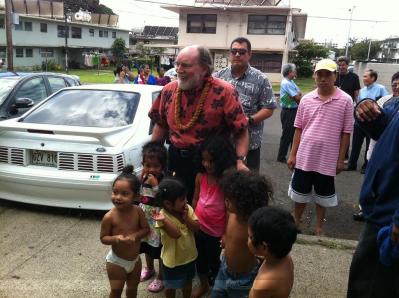 VIDEO: Abercrombie Visits Mayor Wright Homes