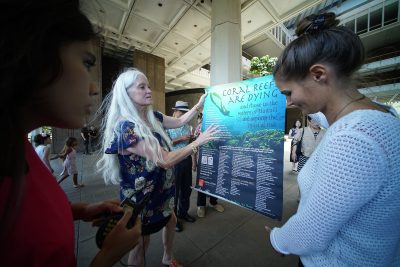 Hawaii Governor Starts The Clock On Sunscreen Ban