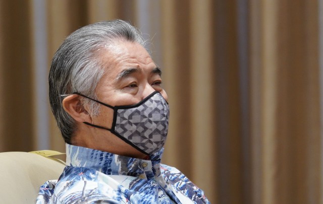 Governor David Ige wears his mask during Coronavirus COVID19 press conference as other speakers share information at the Capitol. Apirl 8, 2020.