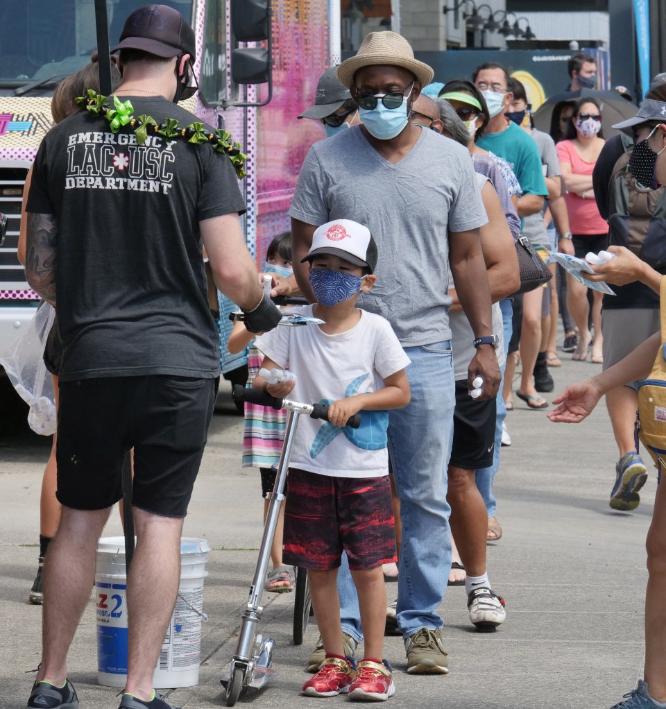Every1ne partnered with Pow! Wow! Hawaii to distribute one-time-use masks to residents in Kakaako on May 1. The group provides its partner organization with safety guidelines that promote the use of kitchen tongs or catering trays to distribute masks while limiting physical contact between volunteers and mask recipients.