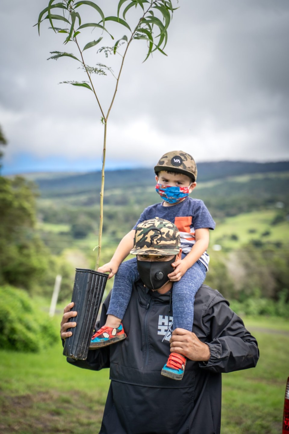 Volunteers and staff joined at public and private properties on Moloka‘i, Lāna‘i, Maui, Hawai‘i, Kaua‘i and O‘ahu yesterday, October 30, to plant trees and other plants. Hundreds of volunteers planted thousands of plants at dozens of sites across the state. 