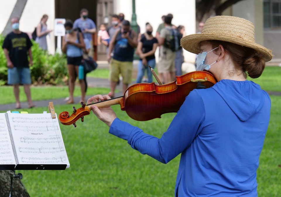 Honolulu Symphony violinist, Anna Womack, plays for voters waiting in line to cast their ballots on Election Day at the Honolulu Hale Tuesday, November 3, 2020. (Ronen Zilberman photo Civil Beat)