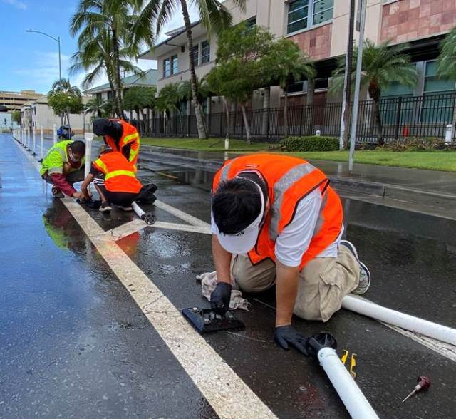 On Saturday, September 11, 2021, 7:30 a.m. to 9:00 a.m., members of the Hawai‘i chapter of the American Public Works Association (APWA) will remove and replace damaged traffic delineators along the South Street bike lane, between Kapi‘olani Boulevard and Pohukaina Street.  These volunteers will perform the work under the coordination of the city’s Mālama O Ka ‘Āina community volunteer program, which is administered by the Department of Facility Maintenance’s Division of Road Maintenance (DRM).