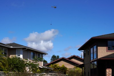 A Honolulu Fire Department helicopter flies toward a large vegetation fire in the Mililani Mauka-Launani Valley area iMonday, Oct. 30, 2023, as seen from Inana Street in Mililani. (Kevin Fujii/Civil Beat/2023)