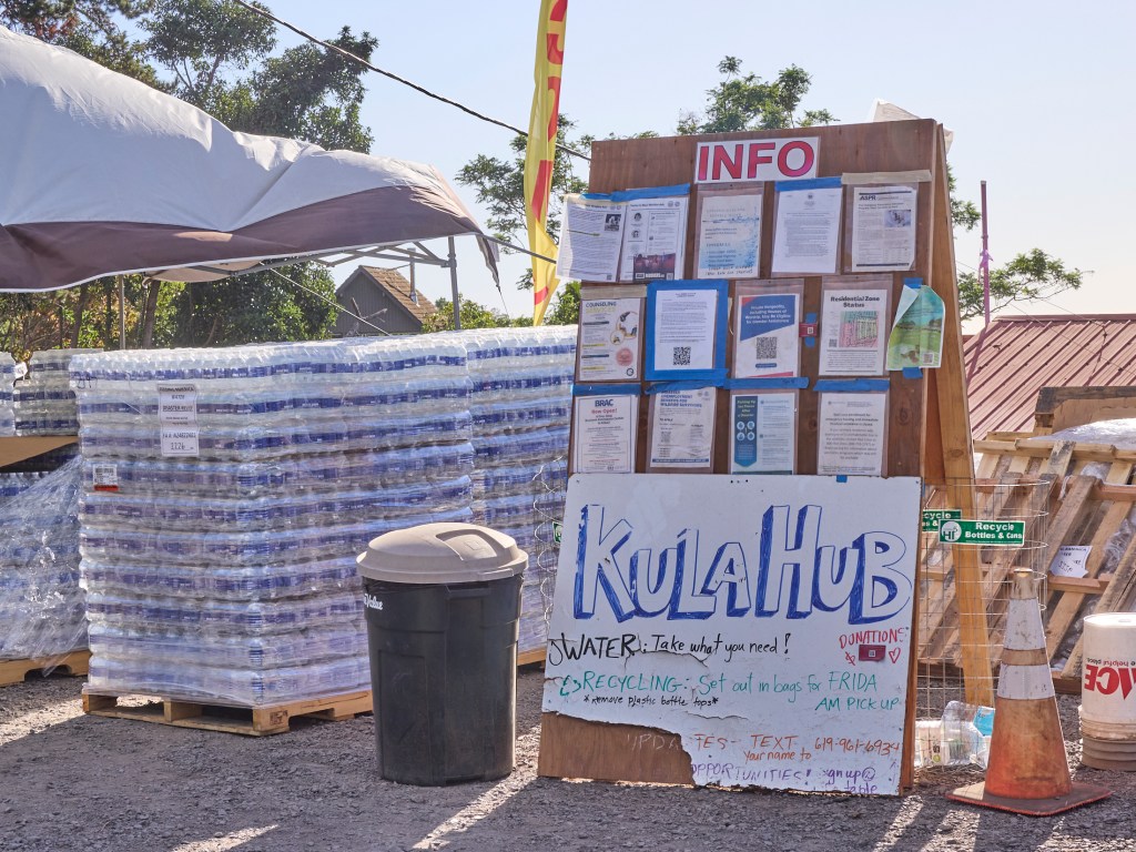 The Kula Marketplace Hub was set up in an upper parking area of Kula Lodge so Upcountry resident could get water, which had been deemed unsafe for weeks by county officials. (David Croxford/Civil Beat/2023)