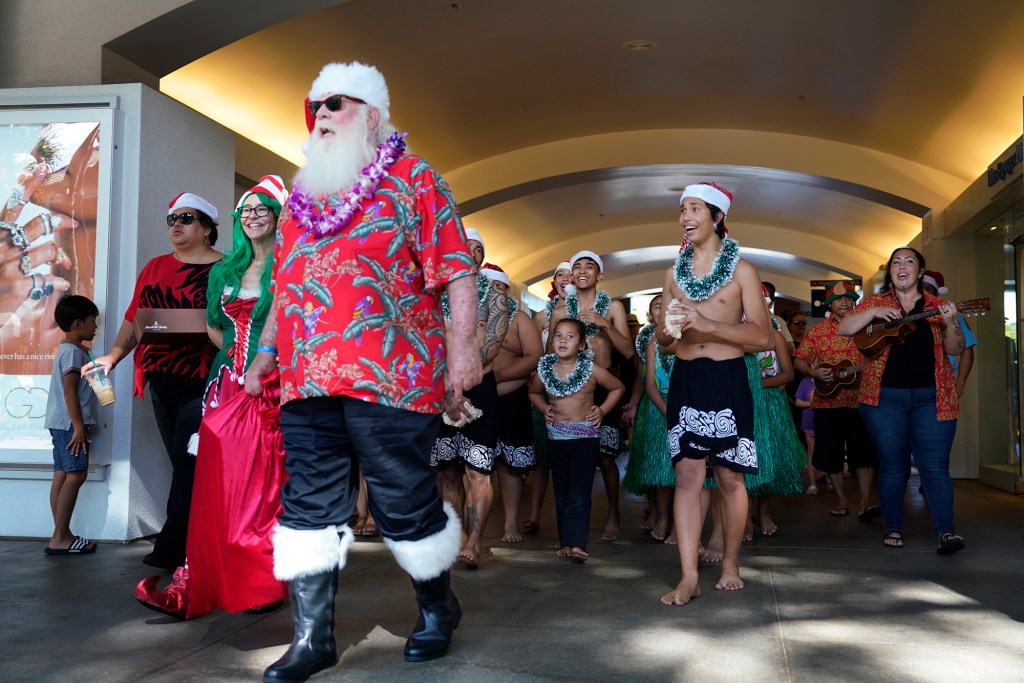 Ron Proctor returns to his Santa Claus gig on Black Friday, Nov. 24, 2023, at the Shops at Wailea in Wailea. Proctor has played Santa for more than 25 years. He lost his Lahaina home and belongings, including the hand-made Santa suit his daughter made, in the Aug. 8 fire. (Kevin Fujii/Civil Beat/2023)