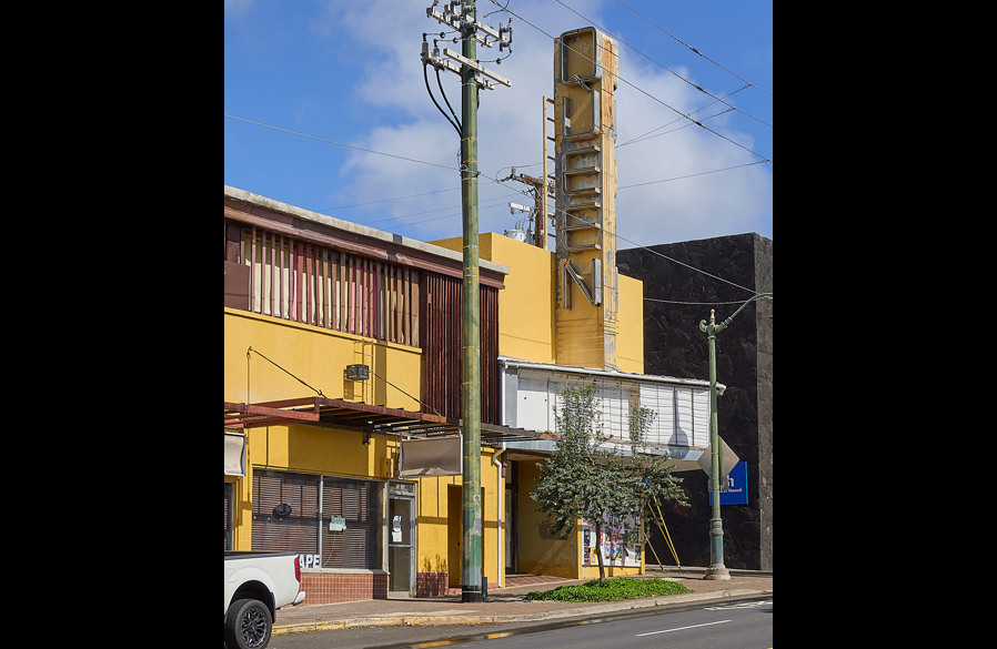Current photo of Queen's Theater with a dilapidated exterior 